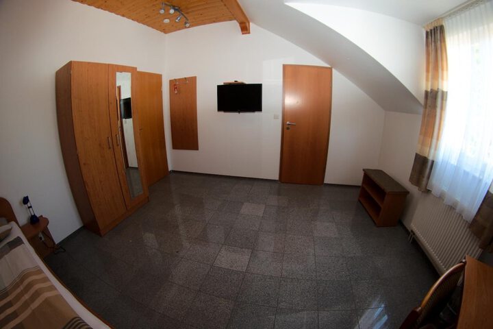 Room 6 of 17