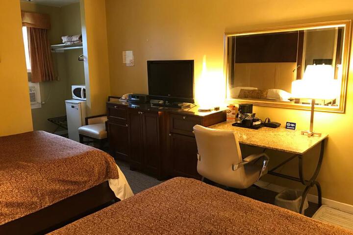 2 Queen Beds (10 of 10)
