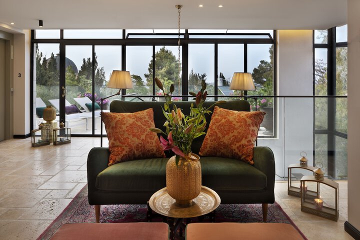 Entrance & Lobby