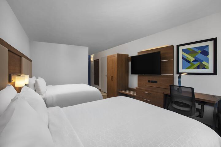 2 Queen Beds (5 of 8)