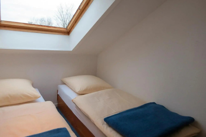 Room 4 of 8