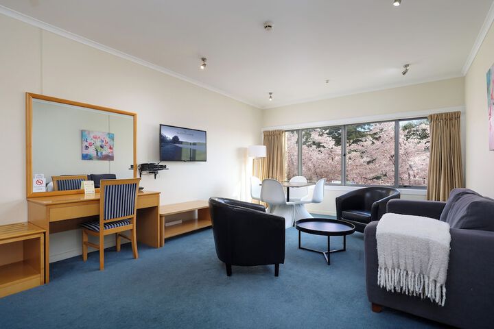 Room 6 of 28
