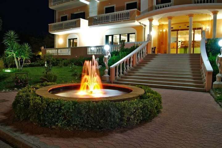 Hotel Exterior 37 of 45