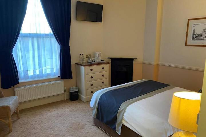 Room 2 of 28