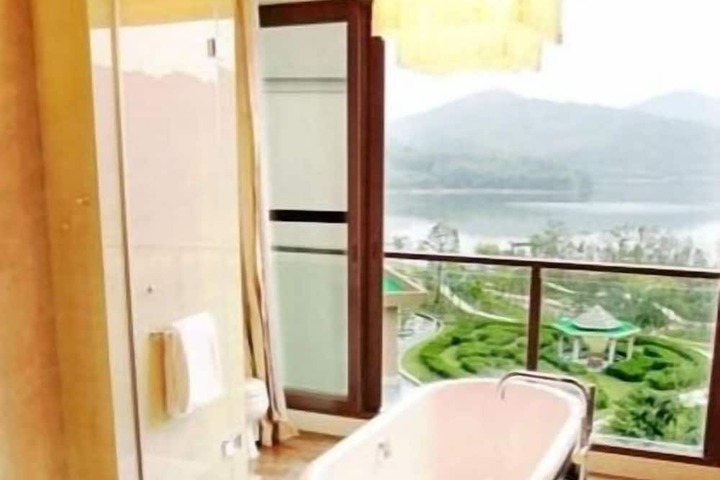 Deep soaking bathtub