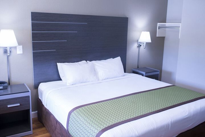 1 Queen Bed (6 of 21)