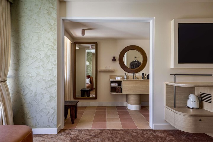 Room 17 of 42