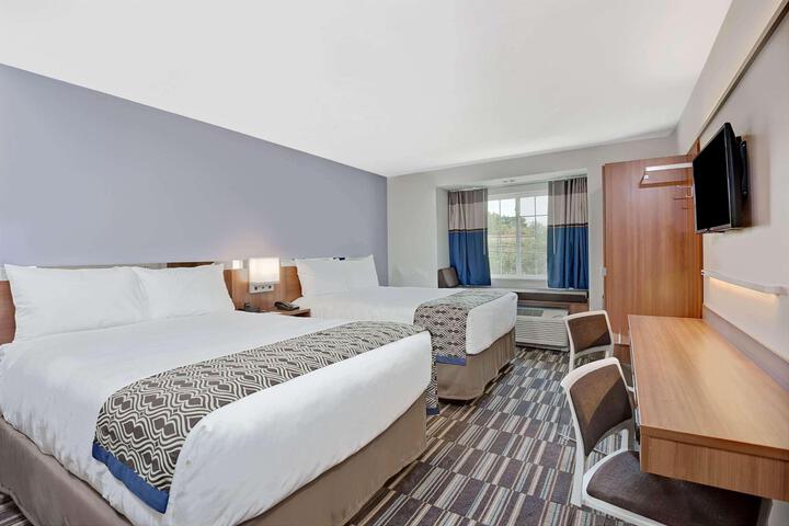2 Queen Beds (3 of 10)