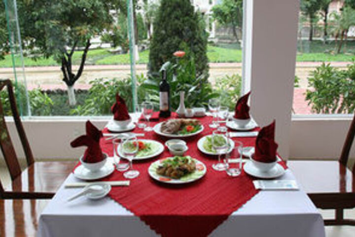 Dining 5 of 13