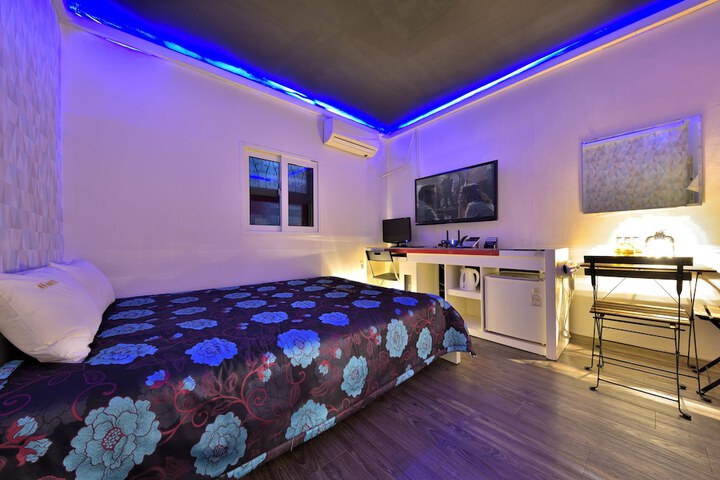 Room 5 of 18