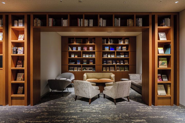 Lounge 70 of 82