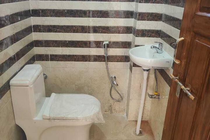 Room 7 of 11