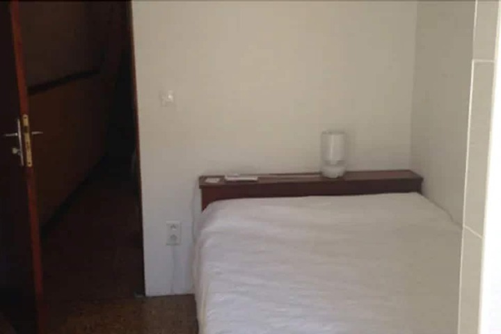 Room 4 of 34