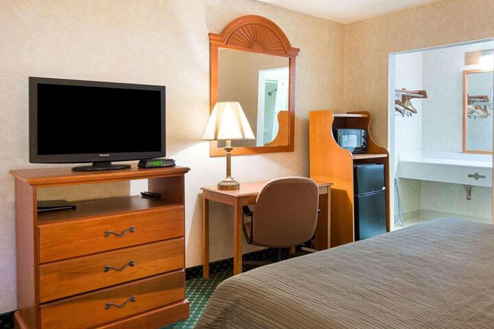 1 King Bed (3 of 6)