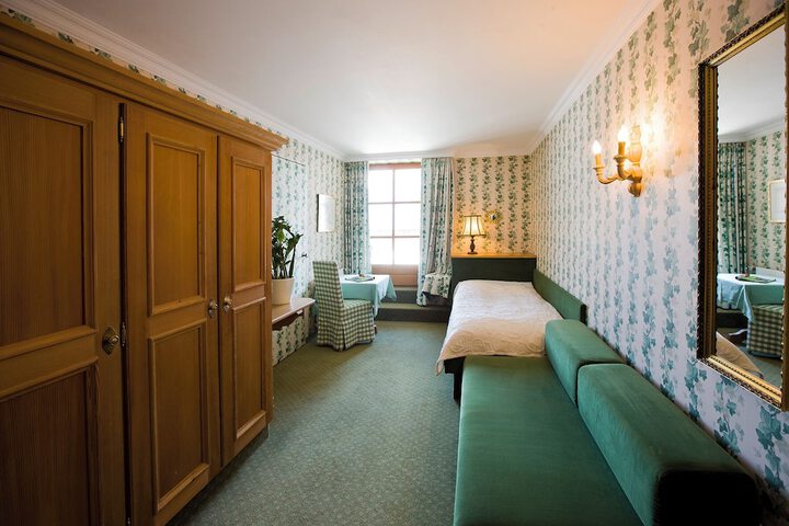 Room 16 of 128