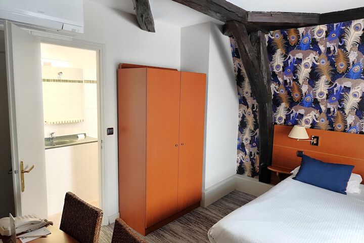Room 49 of 103