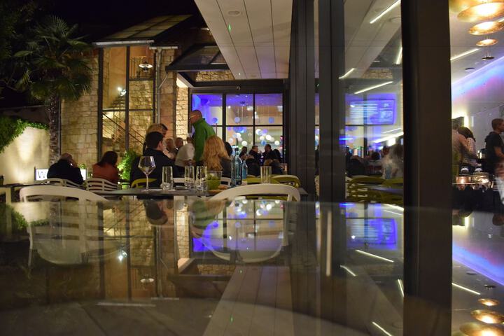 Dining 32 of 44