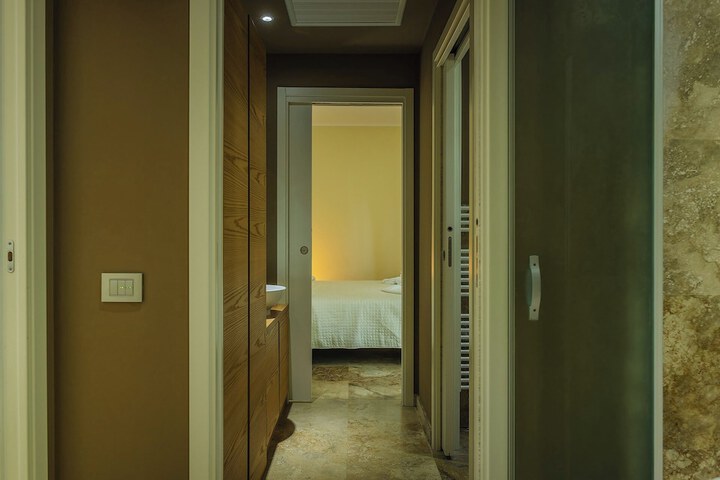 Room 12 of 66