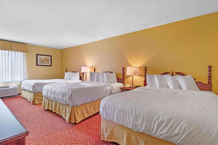 1 Queen Accessible Bathtub Microwave, Refrigerator WiFi Full Breakfast (10 of 15)