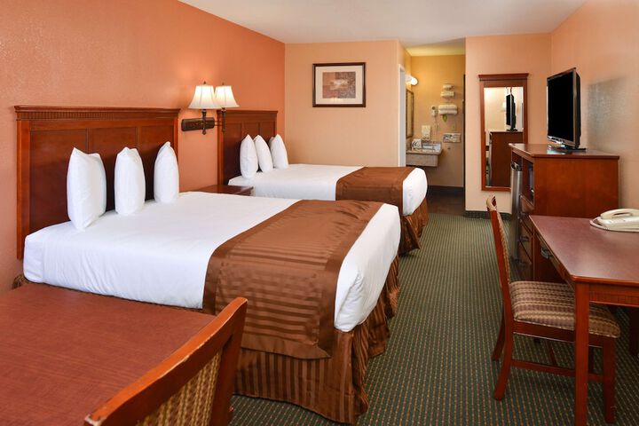 2 Queen Beds (7 of 10)