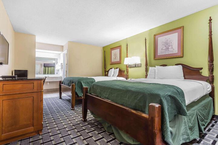 1 Queen Bed Accessible (3 of 12)