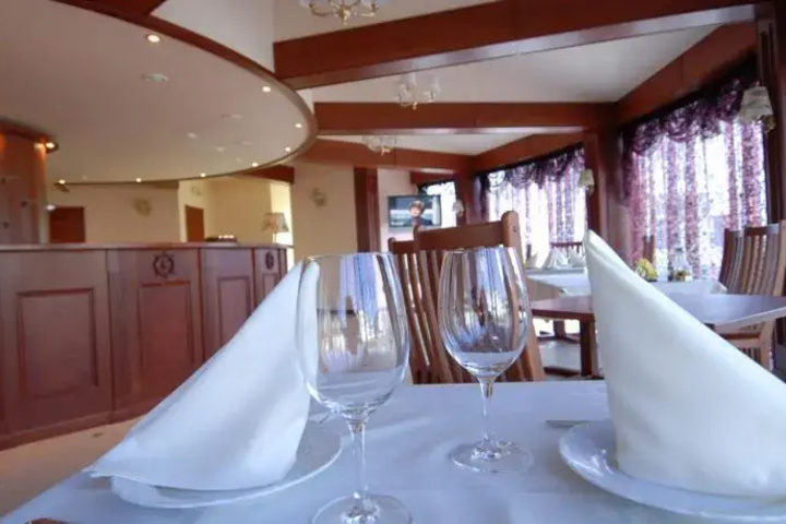 Dining 7 of 9