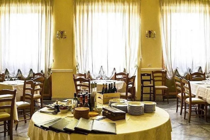 Dining 15 of 16