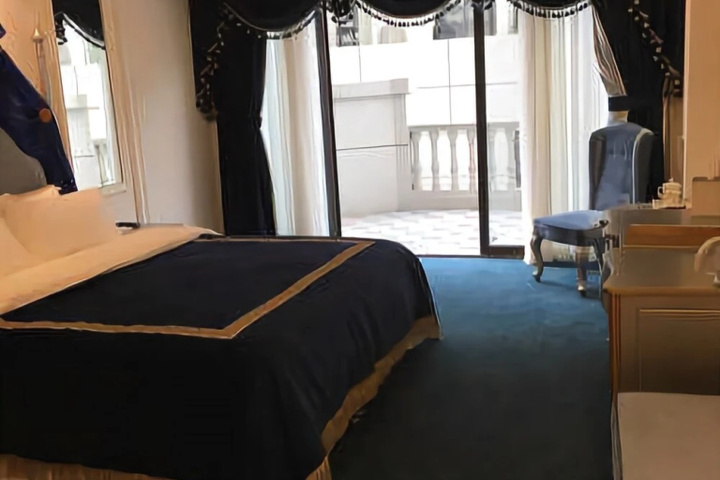 Room 11 of 17