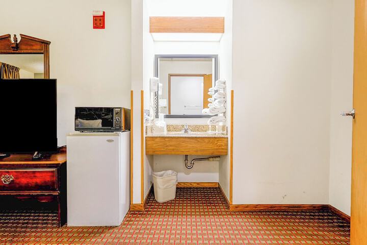 1 Queen Bed (15 of 33)
