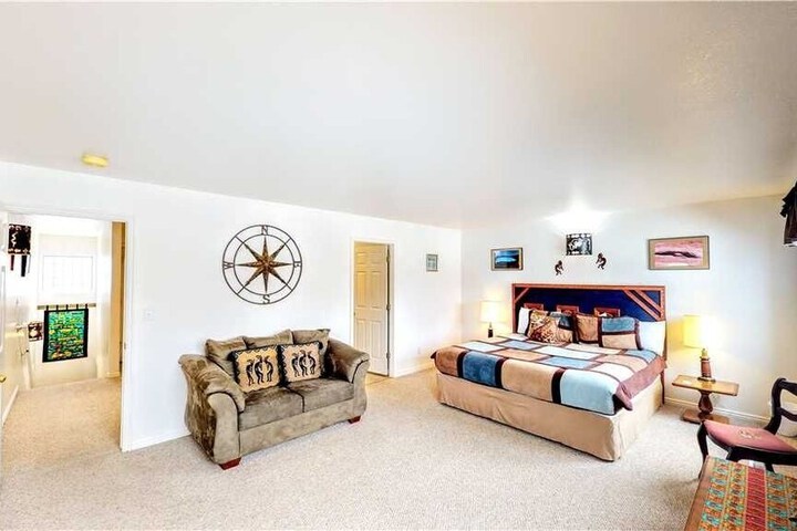 Room 6 of 10
