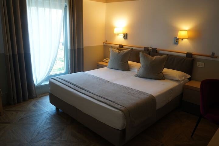 Room 8 of 17