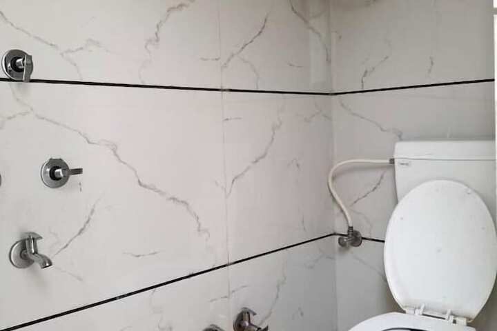 Room 6 of 10