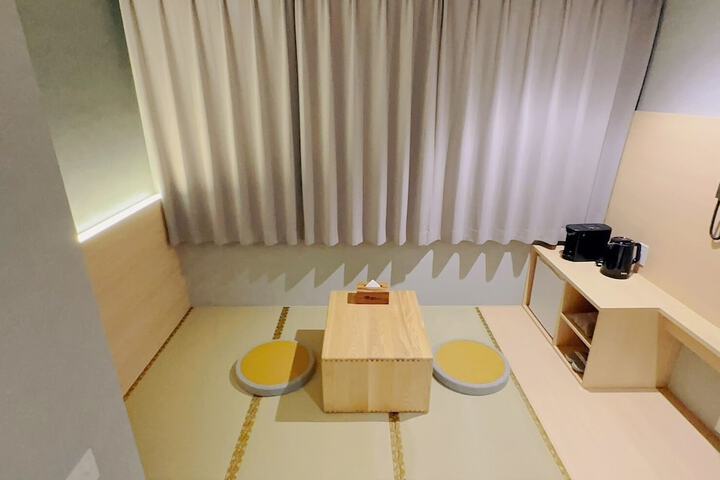 Room 13 of 28