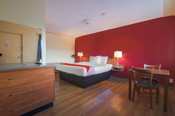 1 King Bed (10 of 11)