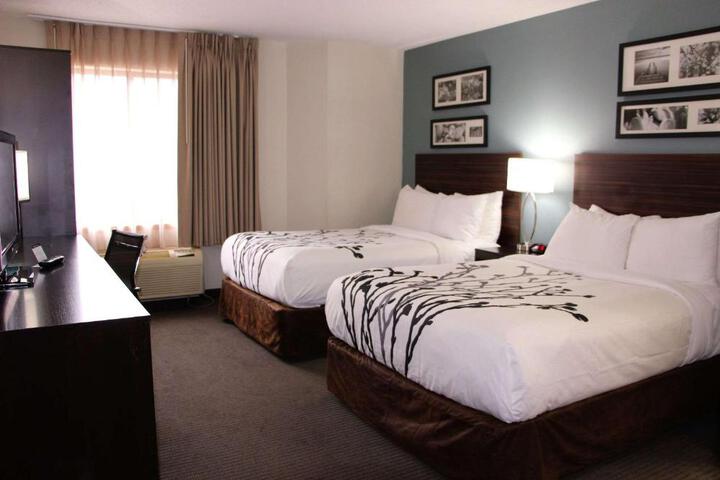 Double Accessible Queen Size Bed (7 of 8)