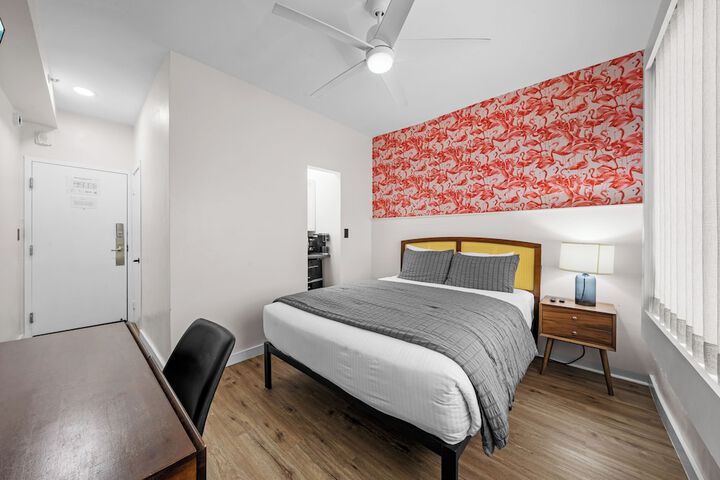 1 Queen Bed (15 of 27)