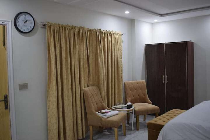 Room 4 of 13