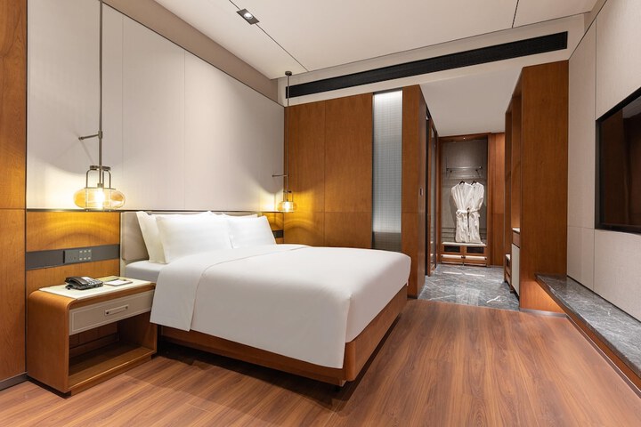 Room 4 of 18