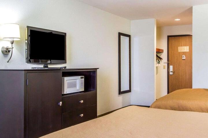 2 Queen Beds (4 of 6)