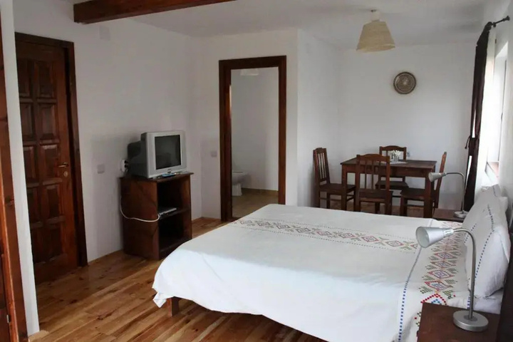 Room 4 of 9
