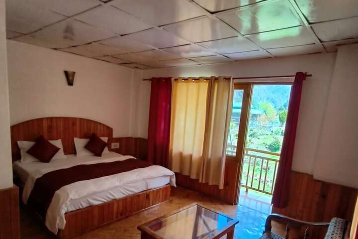 Room 6 of 10