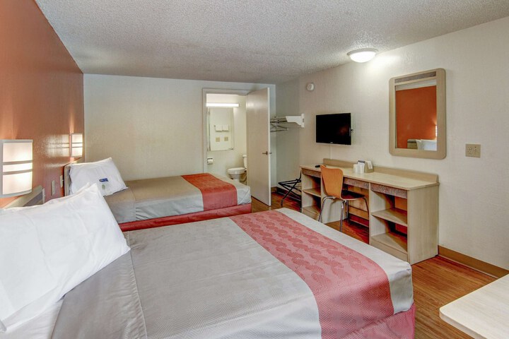 2 Double Beds (10 of 12)