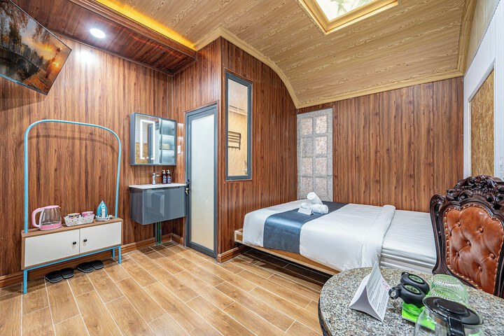Room 4 of 33