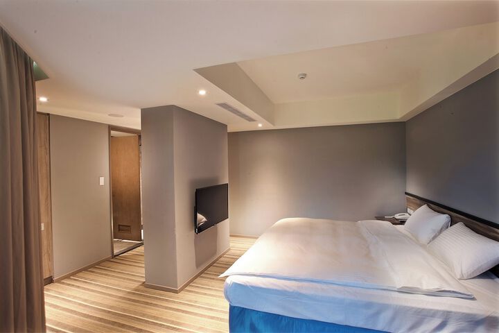 Room 11 of 38