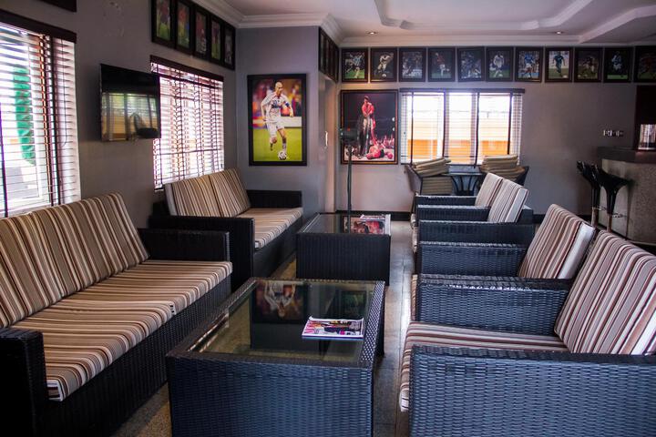 Lounge 12 of 18
