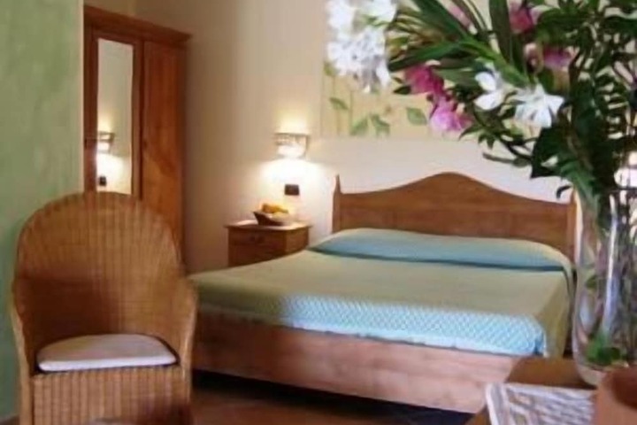 Room 4 of 32