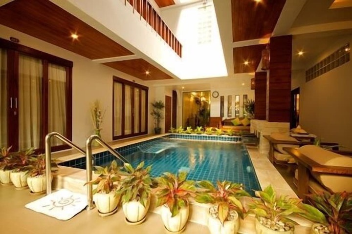 Hotel with Pool