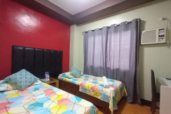 Room 8 of 12