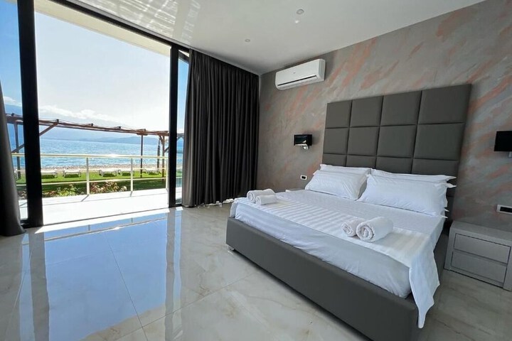 Room 14 of 32