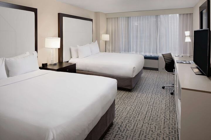 Contemporary 2 Queen Beds (3 of 7)